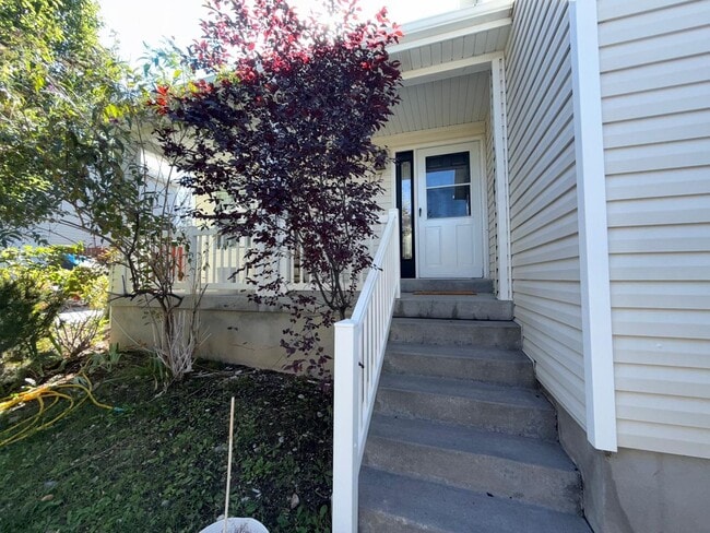 Building Photo - Spacious Tri-Level Home for Rent in Tooele...
