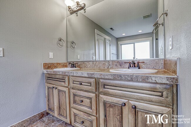 Building Photo - Large Pet Friendly 3 bed 2.5 bath home in ...