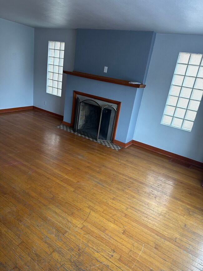 Building Photo - 2014 Davis Ave