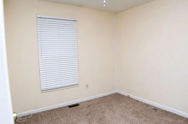 Building Photo - 10701 Houck Dr