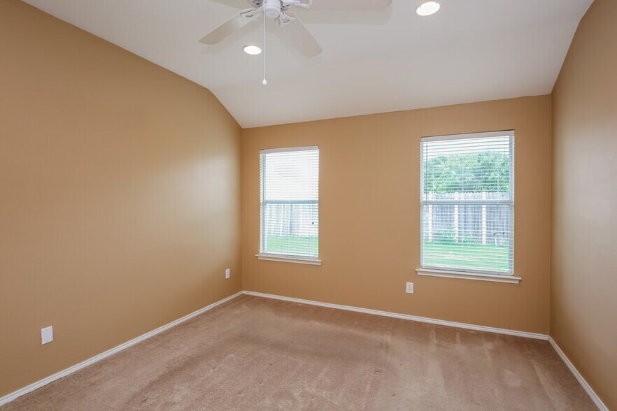Building Photo - 1709 Heron Dr