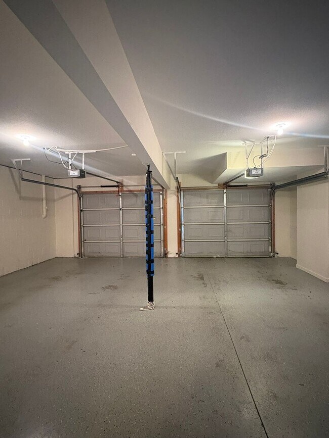 Building Photo - 4 Bedroom 3 Bath House