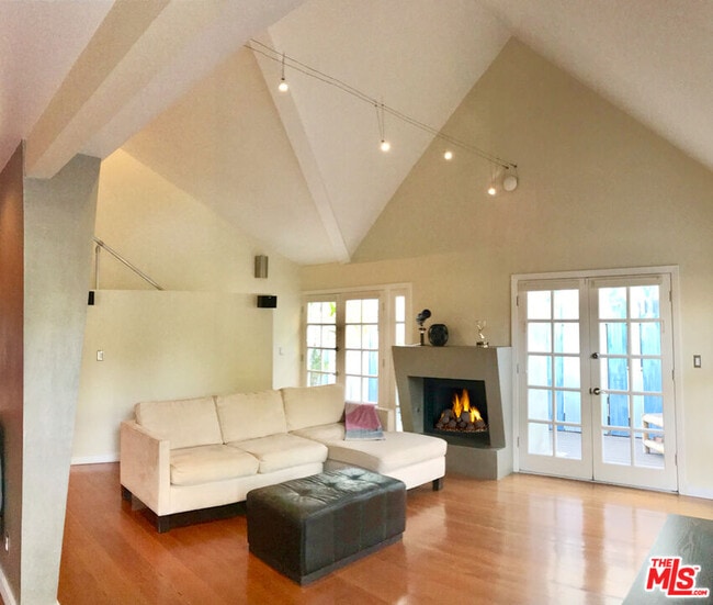 Building Photo - 1153 N Poinsettia Pl