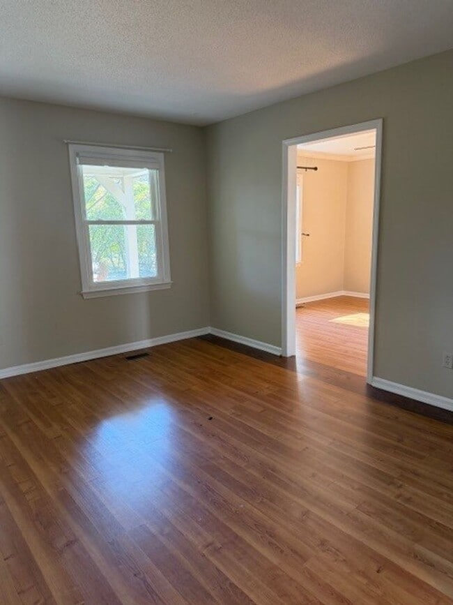 Building Photo - 3 Bedroom/2 Bathroom - Close to SJAFB, Shopping, Restaurants!