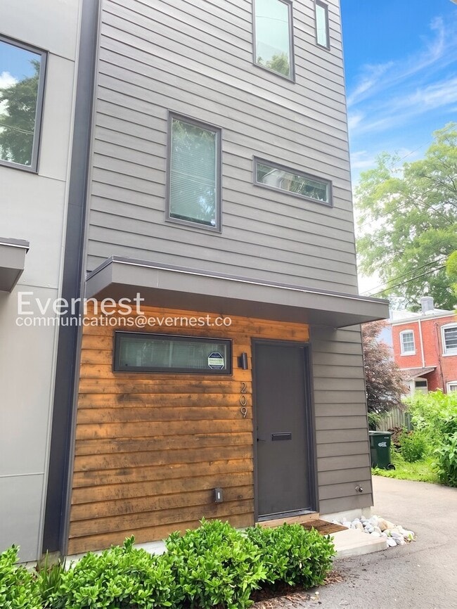 Building Photo - 209 Robinson Sq Aly
