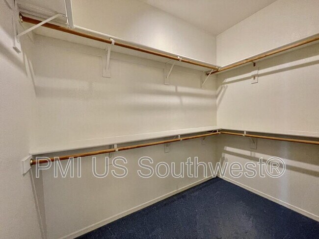 Building Photo - 3300 Ridge View Ave