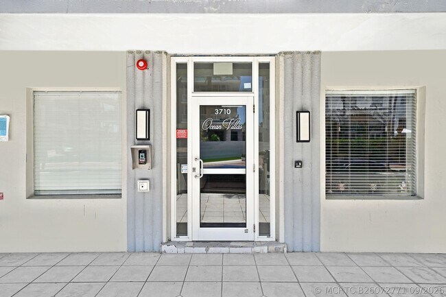 Building Photo - 3710 Collins Ave