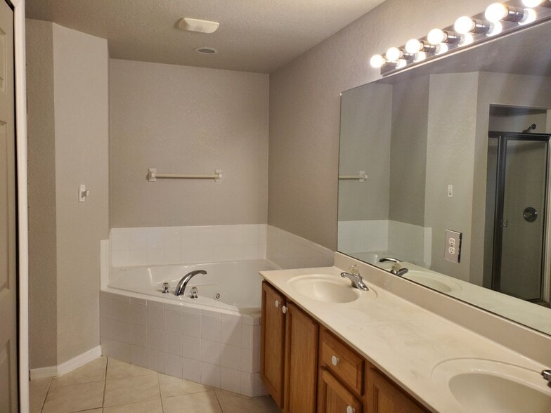 Building Photo - 445 Reading St