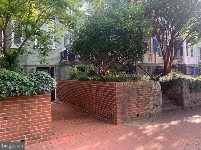 Building Photo - 643 E St NE