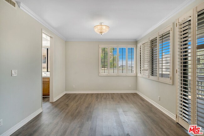 Building Photo - 12124 Goshen Ave