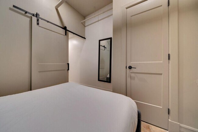 Building Photo - 505 E Travis St