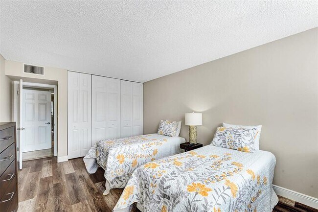 Building Photo - 1149 Hillsboro Mile