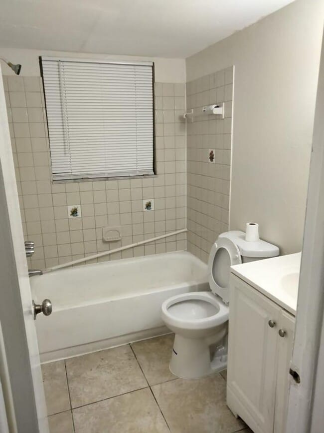 Building Photo - Large 1 Bed 1 Bath in Lauderdale Lakes