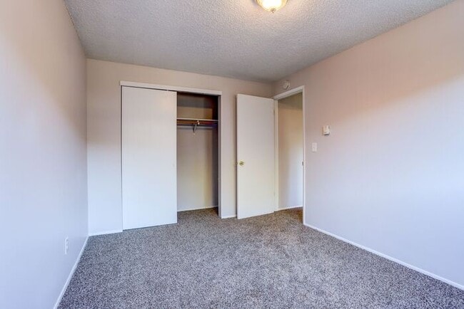 Building Photo - Remoduled 2x1 unit available Dec 1st!!