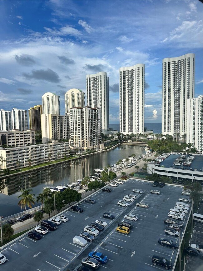 Building Photo - 300 Bayview Dr
