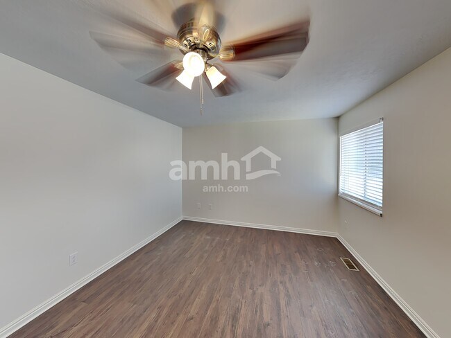 Building Photo - 949 580 E