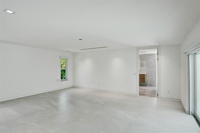 Building Photo - 2800 Banyan Blvd Cir NW