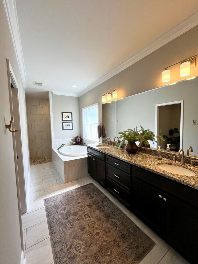 Building Photo - 3/2 with amazing community amenities!