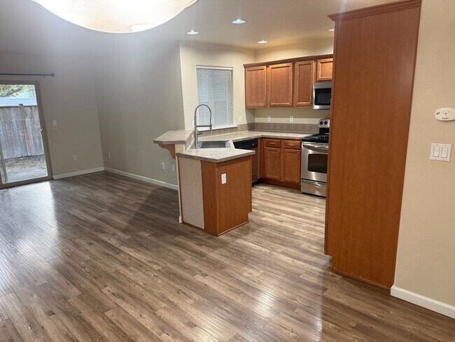 Building Photo - Inviting 3-Bedroom Townhome in Hayesville – Spacious & Well-Equipped