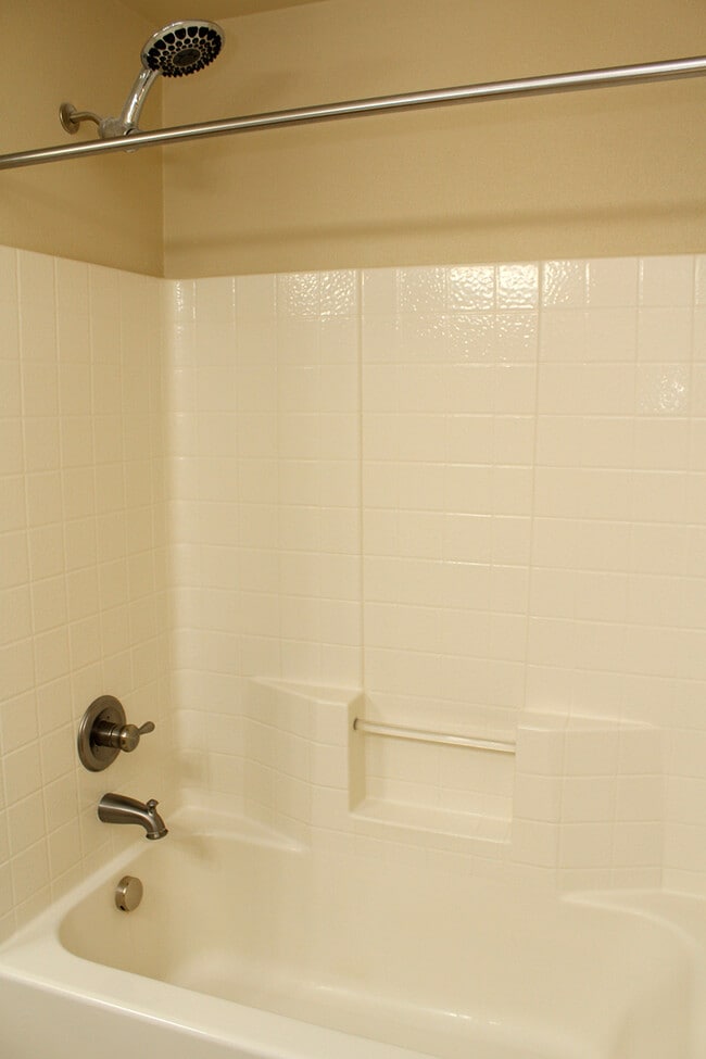 Building Photo - 321 NE Edgeway Drive