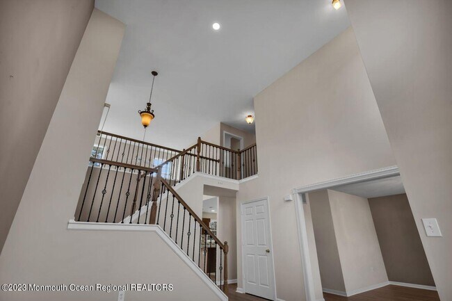 Building Photo - 9 Dolphin Ct