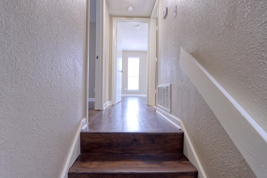 Building Photo - 707 Harbour Town Dr