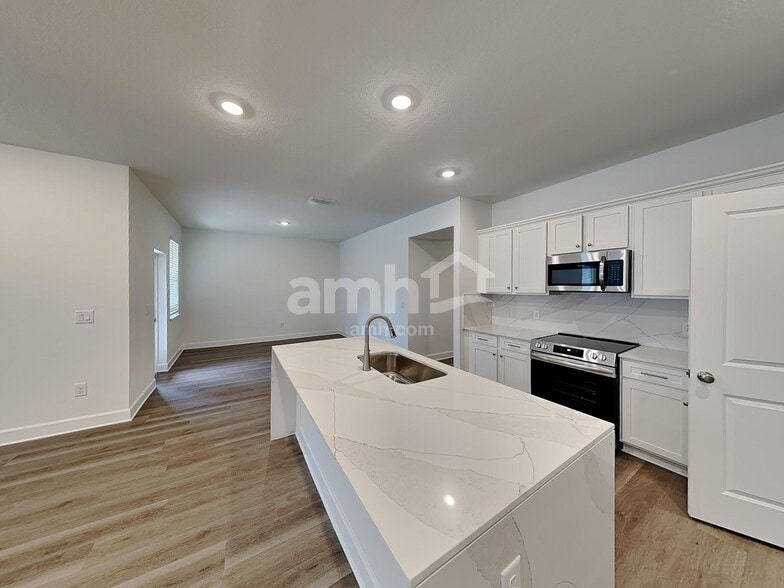 Building Photo - 16422 Cheyanne Ct