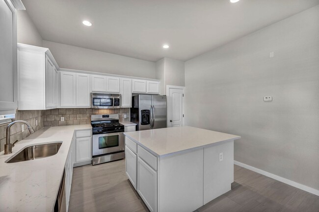 Building Photo - Gorgeous 3 bed 2 Bath detached condo in tr...