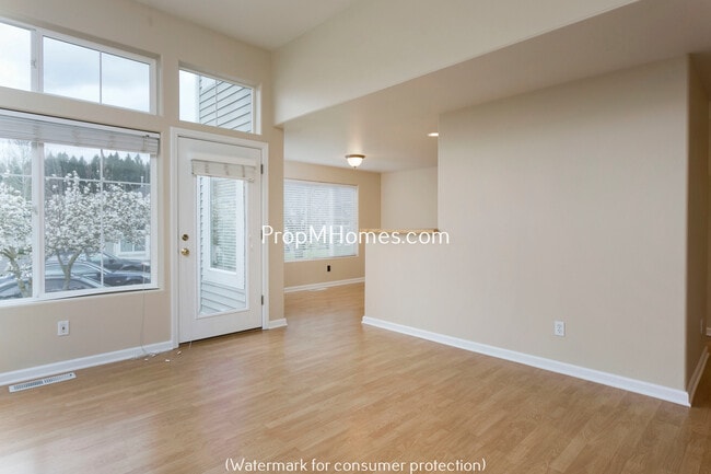 Building Photo - Stylish Beaverton Townhome with Attached Garage!
