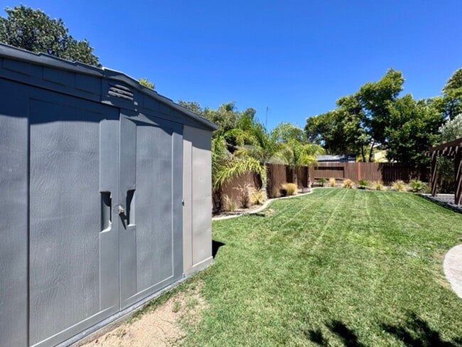 Building Photo - Available for LEASE! 3 bedroom 2 bathroom ...