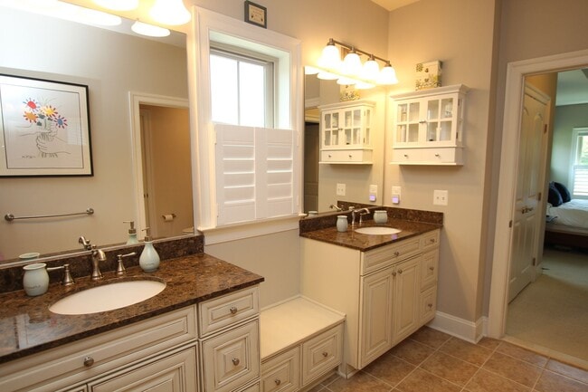 Building Photo - Beautiful Furnished Home Close to Bethany ...