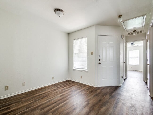 Building Photo - 510 Strata Dr