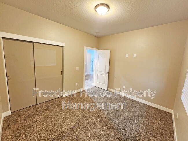 Building Photo - 1111 Sixshooter Ave