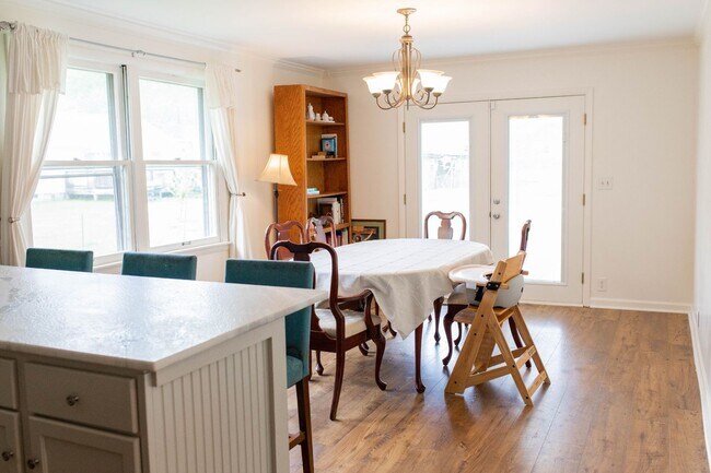 Building Photo - Beautiful 3 bedroom 2 bathroom brick home ...