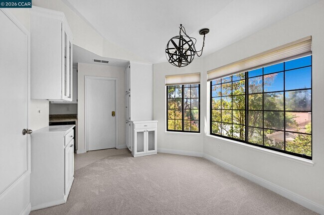 Building Photo - 5012 Lakeview Dr
