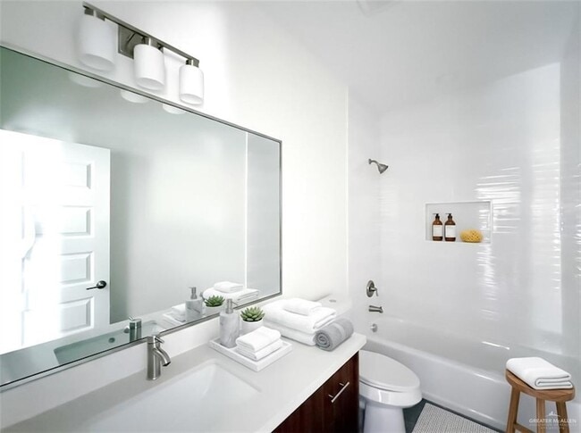 Building Photo - 604 N Onyx Ave