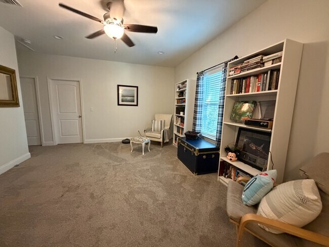 Building Photo - 411B Redwood Ave