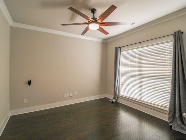 Building Photo - Great Location near Edgewater and Toyota F...