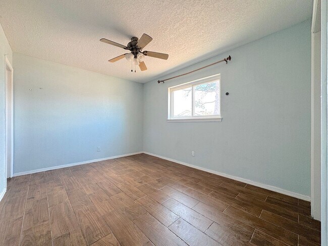Building Photo - Northeast El Paso 4bed/3bath Refrig A/C w/...