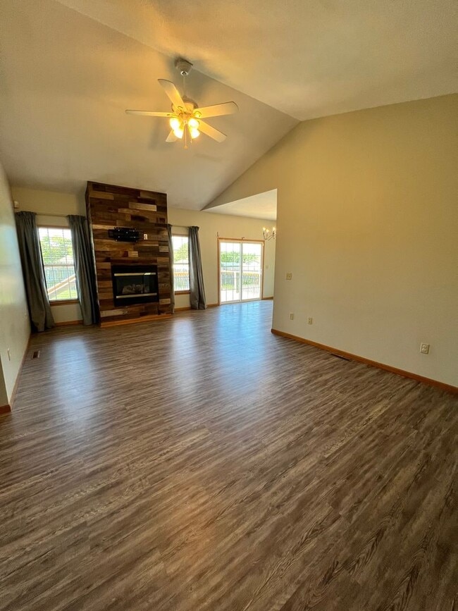 Building Photo - Your Next Home Awaits – Spacious, Updated & Move-In Ready!