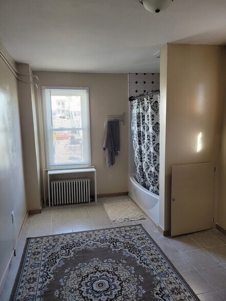 The large bathroom - 1253 W Arch St