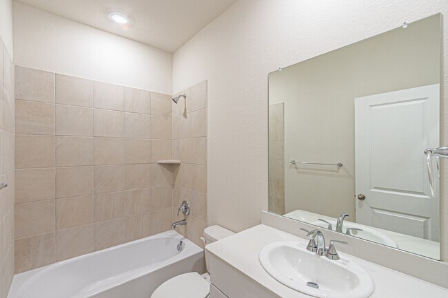 Building Photo - 801 Leavenworth Dr