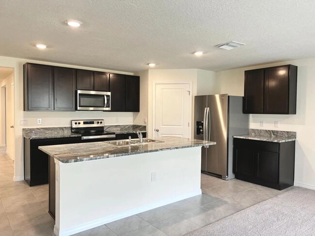 Building Photo - **AVAILABLE AUGUST 1** Charming 3-Bedroom ...