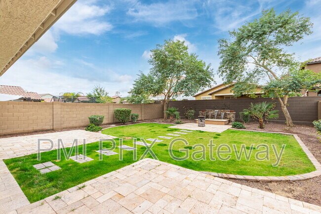 Building Photo - 735 E Constance Wy