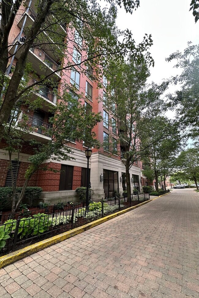 Building Photo - 343 W Old Town Ct