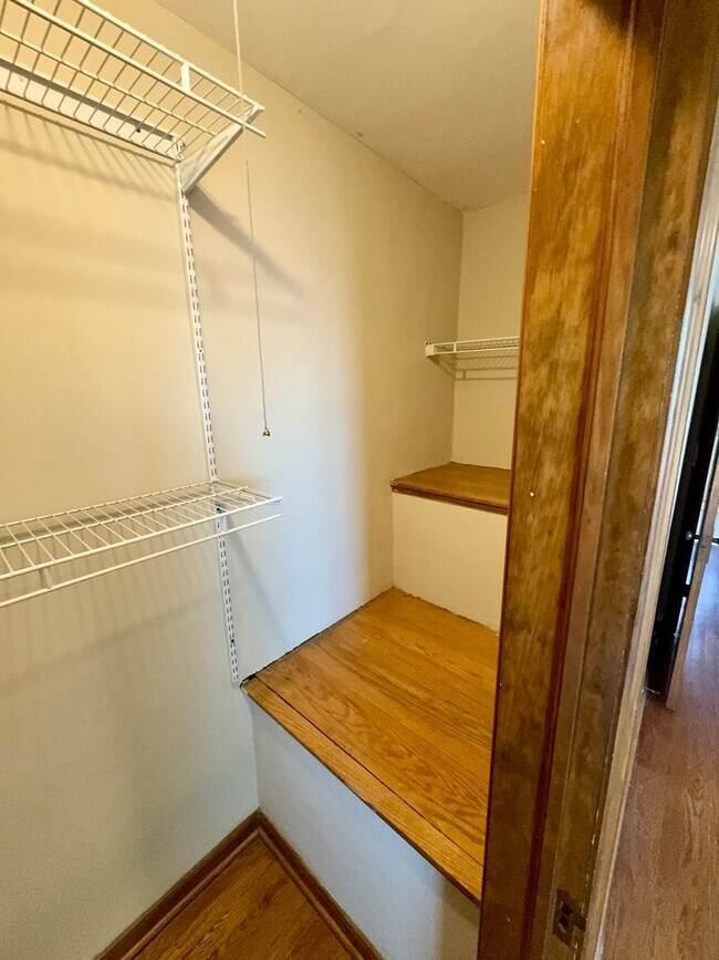 Building Photo - 2 Bedroom - Grandview Area