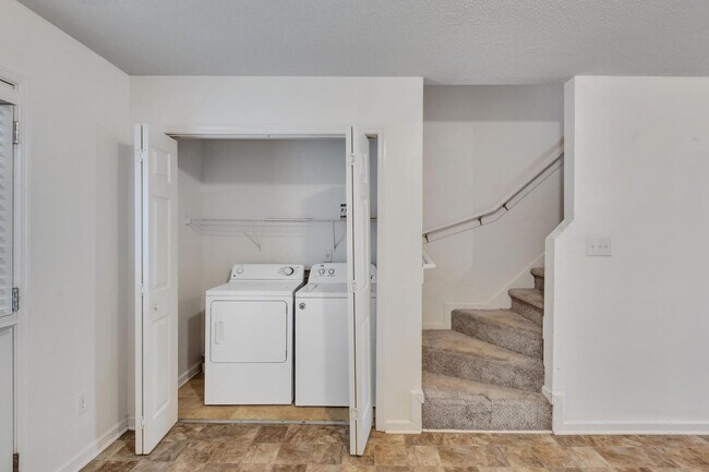 Building Photo - Townhome Close to Amenities!