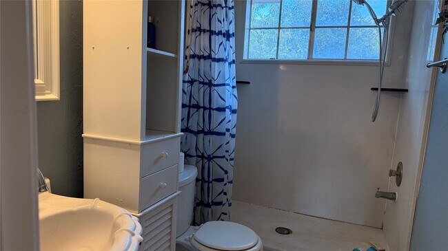 Building Photo - 10310 Hedge Way Dr