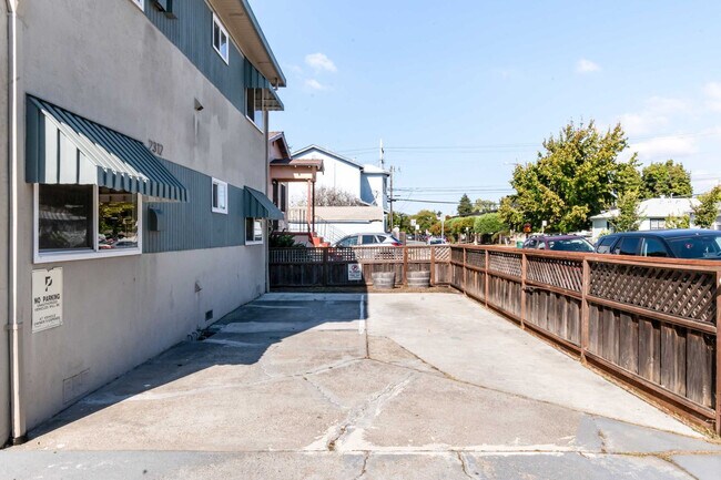 Building Photo - 2312 Bonar St