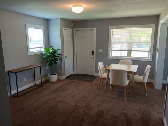 Building Photo - 4 Bed / 2 Full Bath House with Attached Garage — Brand-New Appliances - Built 2006
